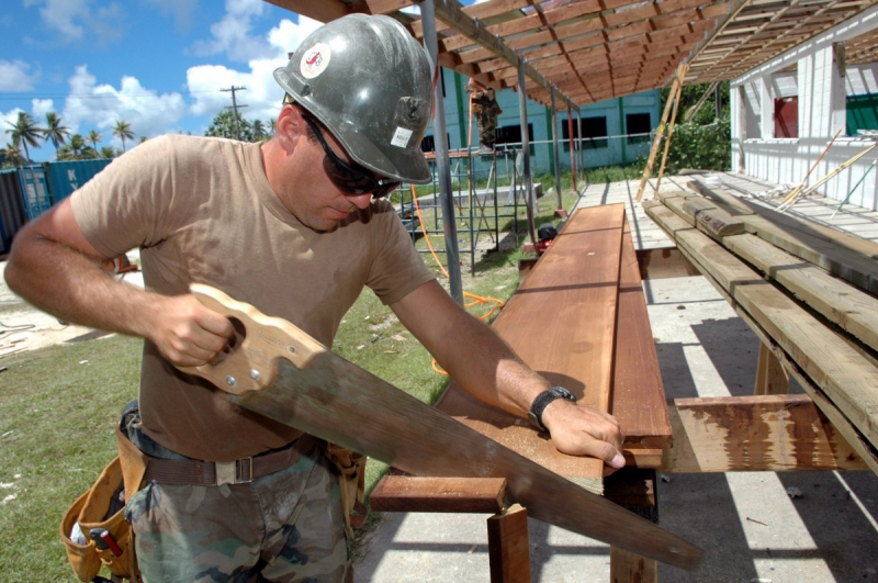 charpentier-PEYMEINADE-min_worker_construction_building_carpenter_male_job_build_helmet-893290